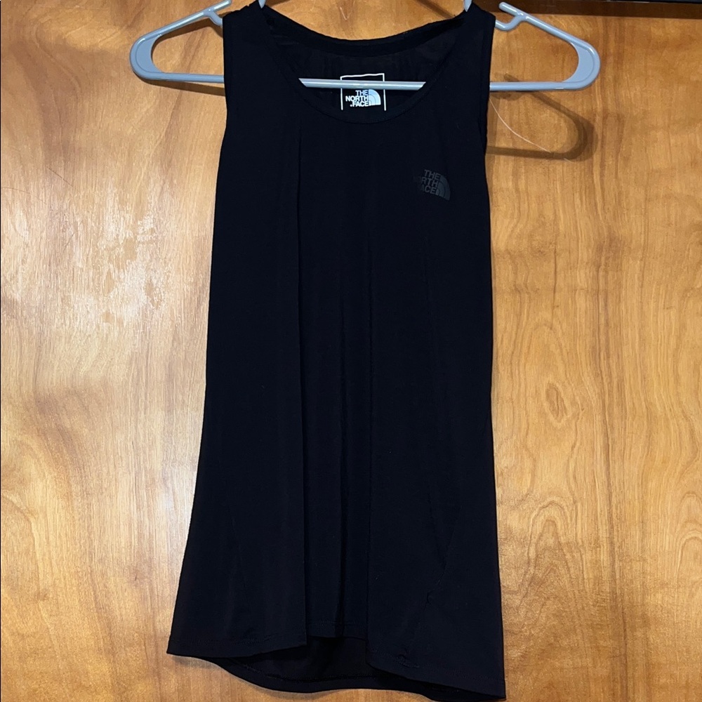 Woman’s North Face tank